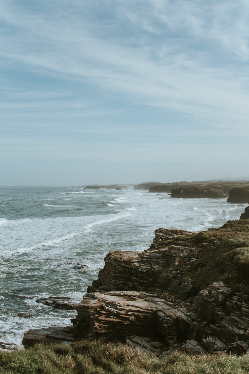 shore under cloudy sky